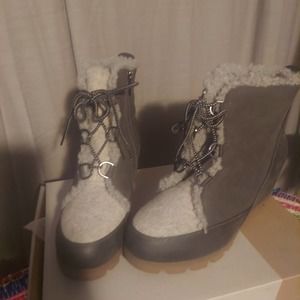 Maurcies Womens size 12 sherpa wedge